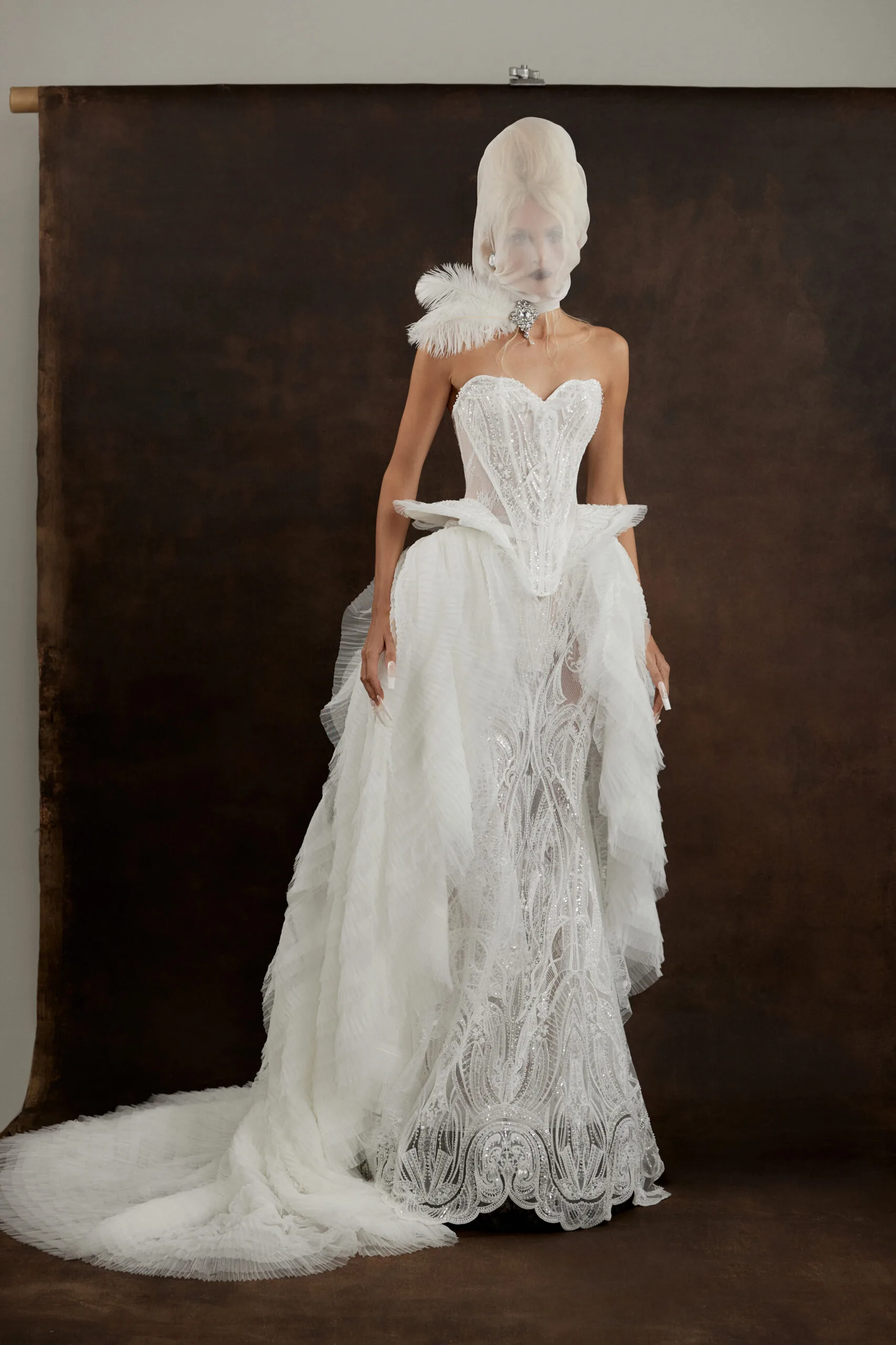 Damiana в салоне представлено без фатинового шлейфа